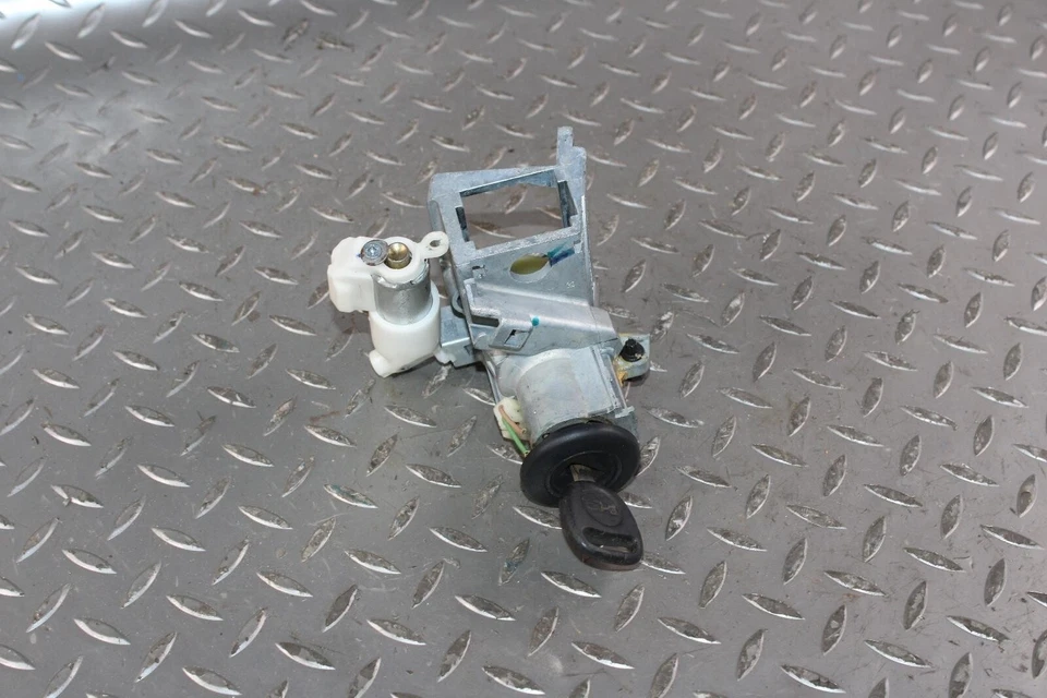 03-07 Hummer H2 Electronic Steering Column Ignition Cylinder Switch W/ Key OEM - Imagem 2 de 4