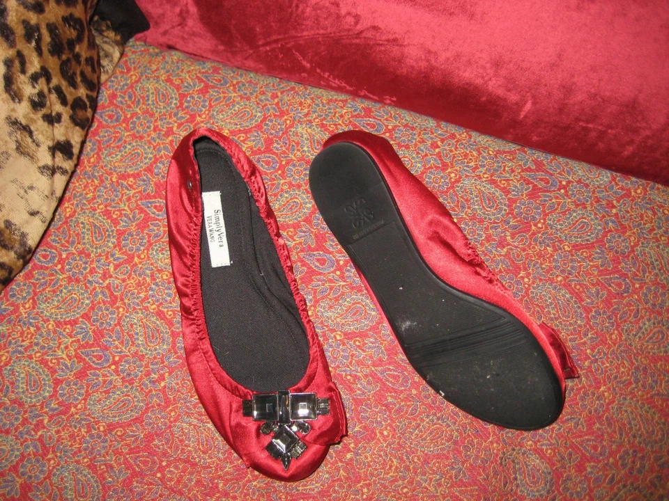 Pisos de ballet Vera Wang rojos satinados con piedras joya talla 6,5 Foto 3 de 4