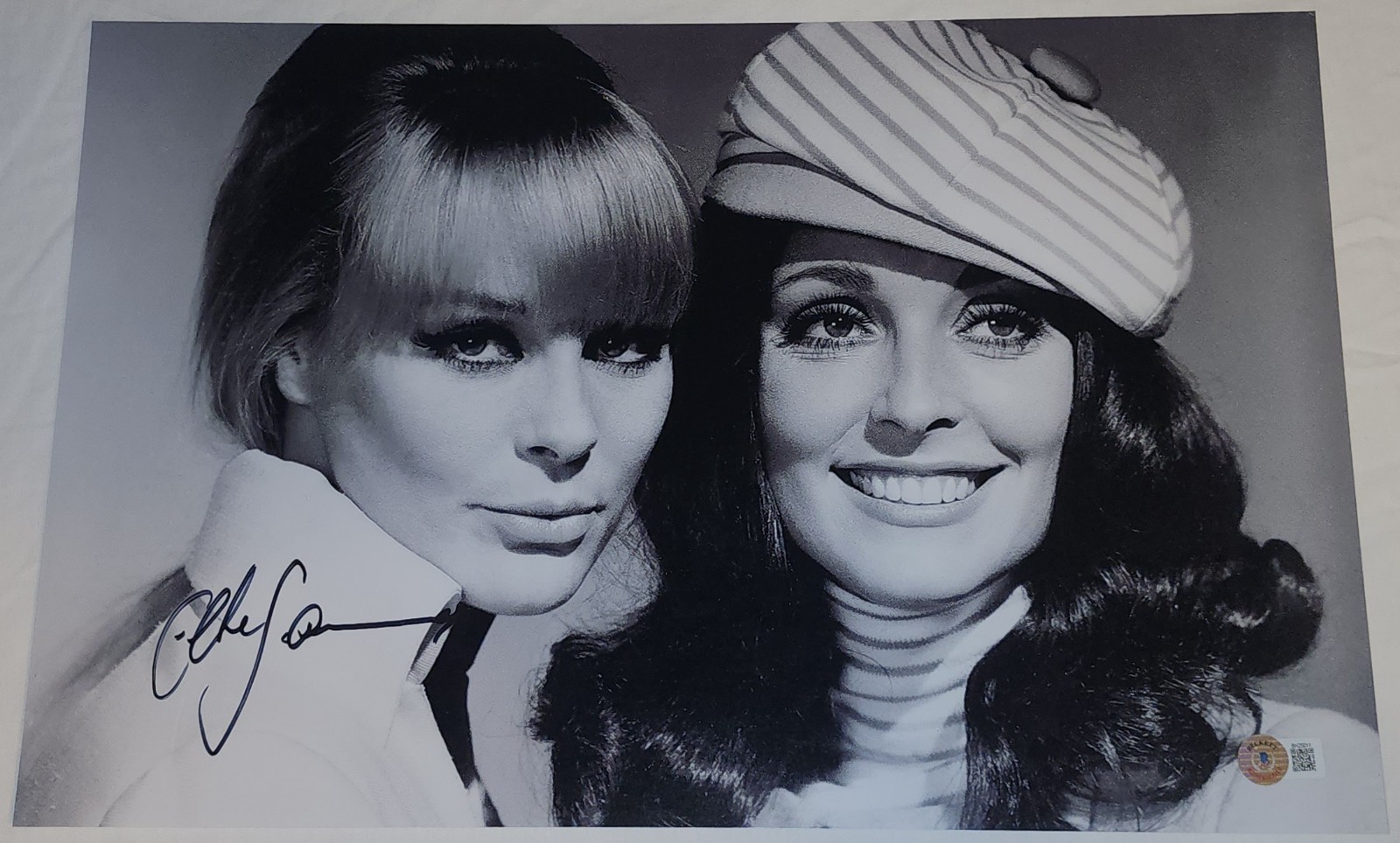 ELKE SOMMER SIGNED 11X17 PHOTO W/ SHARON TATE THE WRECKING CREW DEAN MARTIN BAS