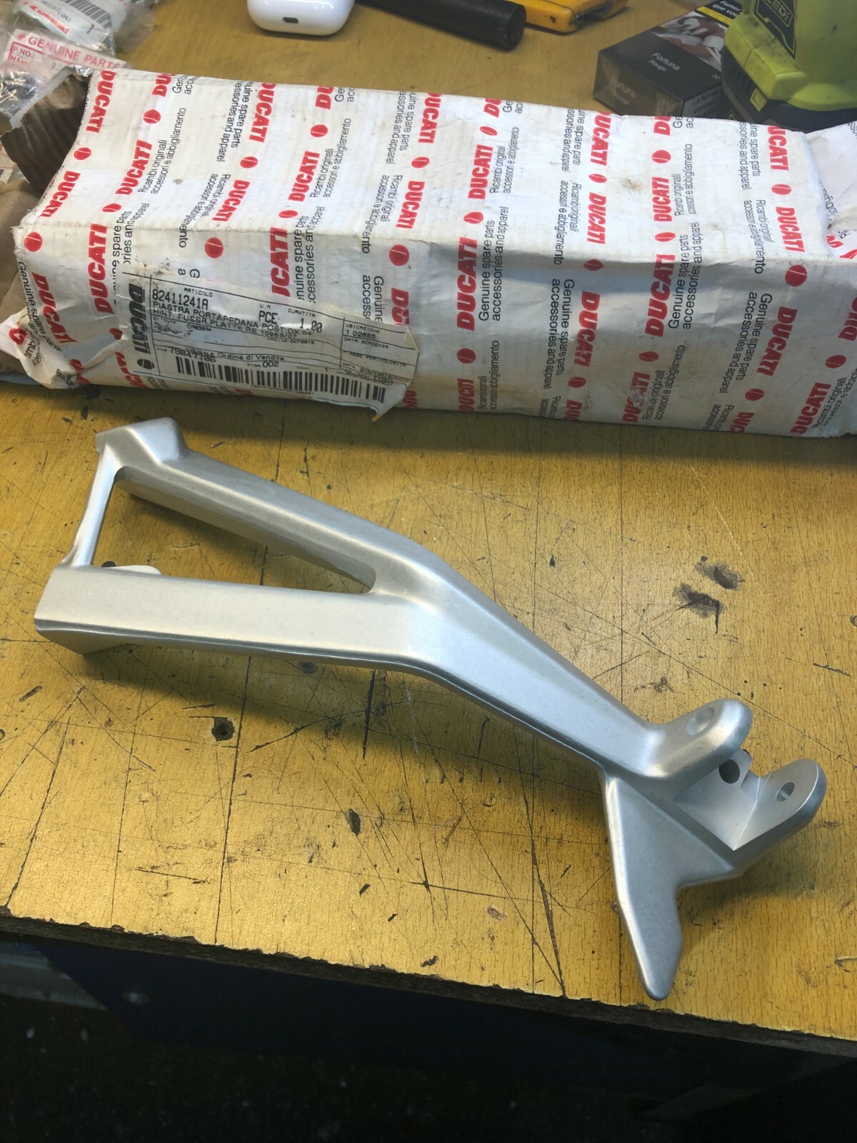 Support cale-pied droit cassé ? Platine passager Ducati Superbike 848 1098 1198
