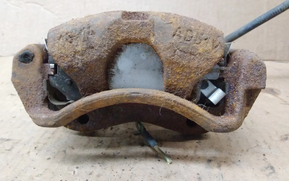 Pinza delantera izquierda Saturn SL2 2001 sedán con soporte oxidado  Foto 4 de 4