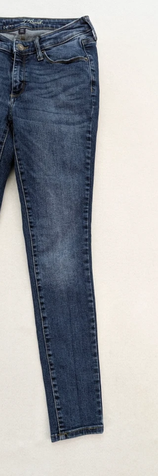 Pantalones de mezclilla para mujer Universal Thread talla 2/26S curvilíneos ajustados medio lavado oscuro elásticos Foto 4 de 4
