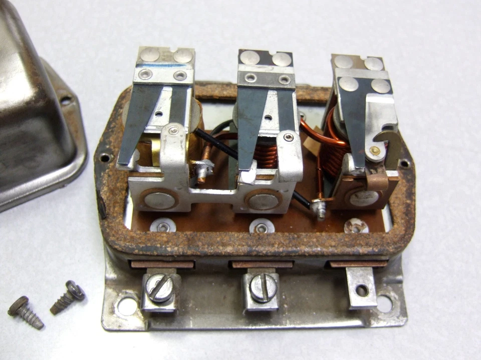 REGULADOR DE VOLTAJE FORD F-1 6 VOLTIOS Foto 2 de 3