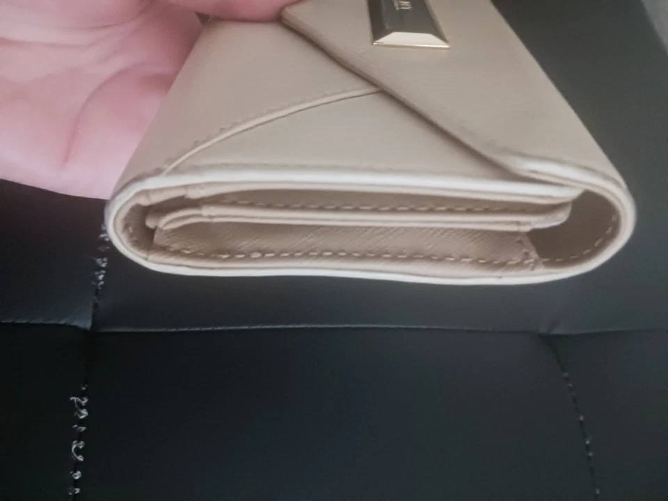 Cartera grande de cuero tostado Dkny doble pliegue para mujer Foto 4 de 4