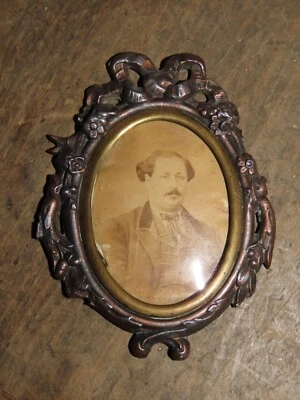 Ancien CADRE porte photo Ovale 19ème en Laiton - Photo 1/4