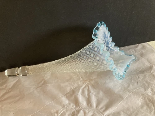 FENTON FLOWER HORN EPERGNE BLUE OPALESCENT DIAMOND LACE. Exec Cond