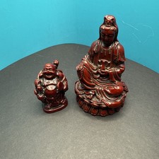Paire de figurines en résine, une de Bouddha et une de Guan Yon