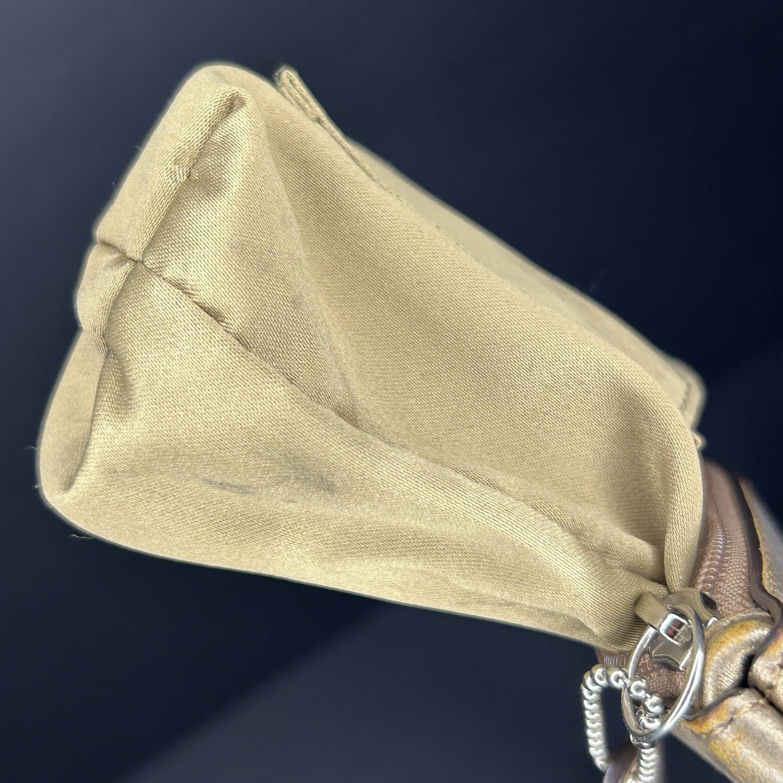 Bracciale Coach in pelle verniciata verde muschio oliva plissettato con zip (con cinturino rosso)