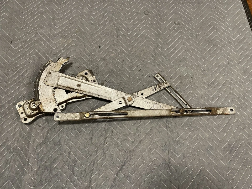 1979-1985 Mazda RX-7 FB SA S1 S2 S3 Passenger Right Manual Window Regulator OEM - Image 4 of 4