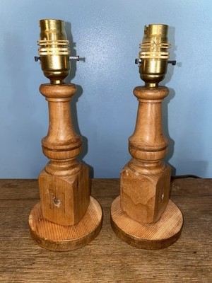Ein Paar Tisch-/Nachttischlampen aus Holz aus Tischbeinen