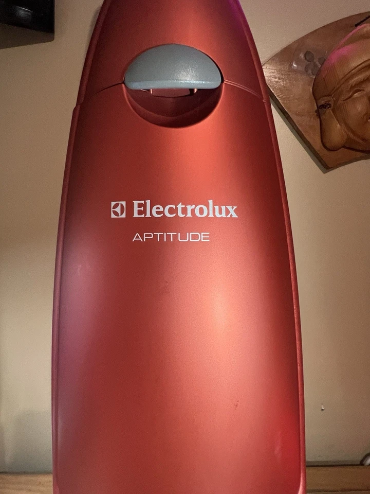 Aspiradora vertical Electrolux Aptitude EL5010 roja funciona bien Foto 3 de 4