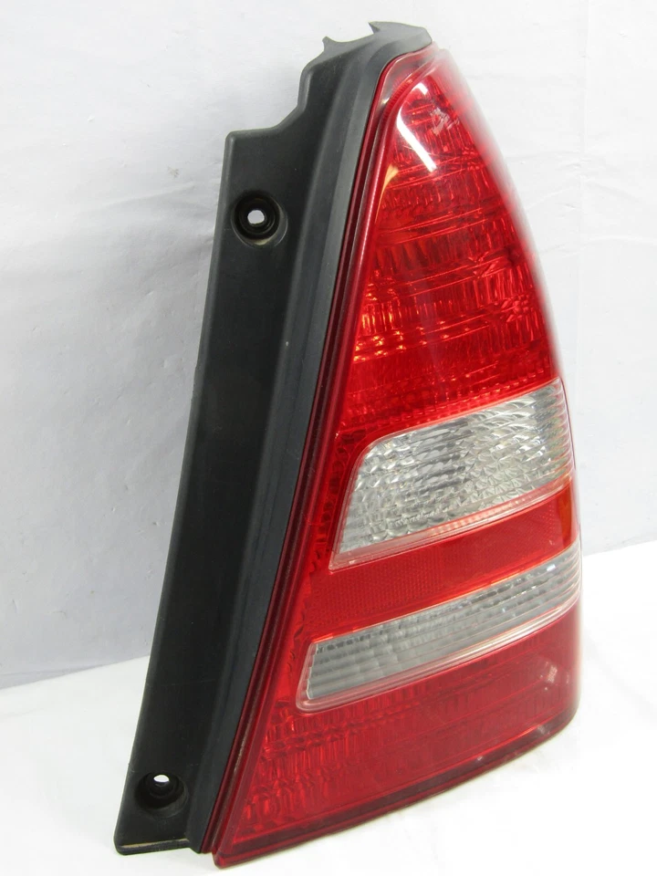 Conjunto de luces traseras laterales para pasajero derecho Subaru Forester 2003-2005 OEM Foto 2 de 4