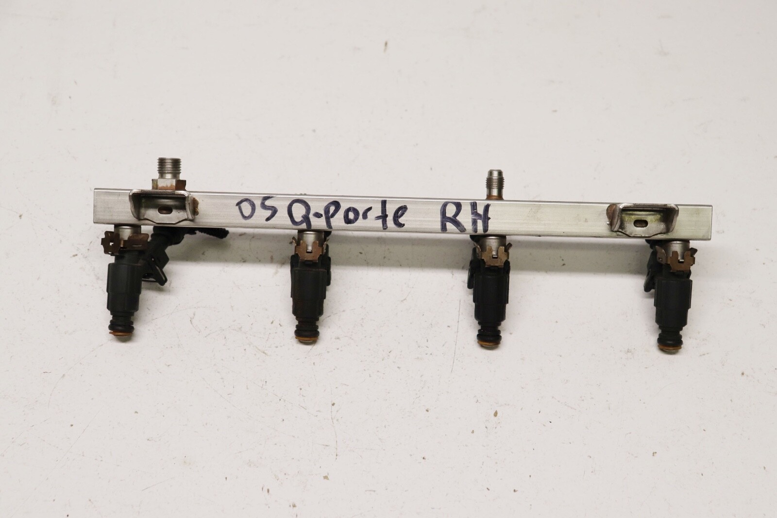 P200872 2003-2008 Maserati Quattroporte M139 Engine Fuel Rail with Injectors RH