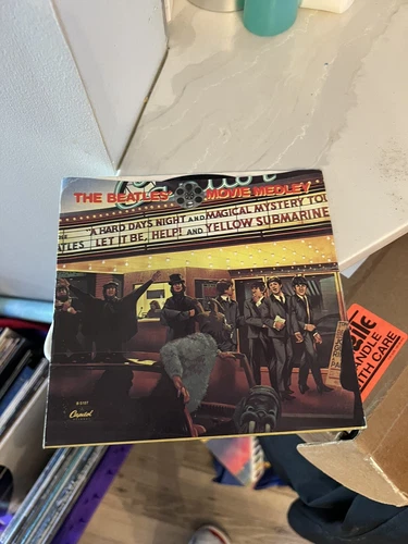 THE BEATLES - MOVIE MEDLEY - 1982/ 7" 45rpm VINYL RECORD w/PICTURE SLEEVE