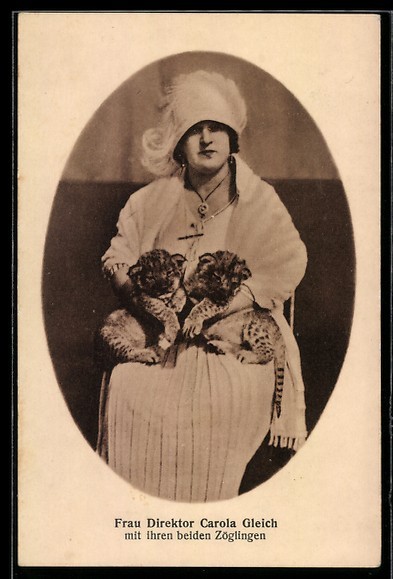 Directora de circo Sra. Carola Igual con sus dos alumnos, postal