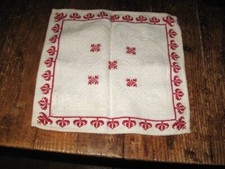 napperon vintage, carré tissu damassé écru décor point de croix rouge  BE