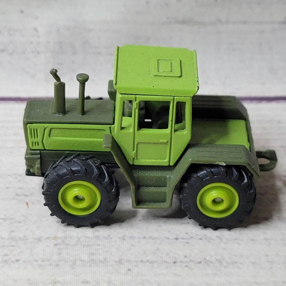 Vintage Matchbox MB-Trac 1600 Turbo 1/64 two tone green tractor diecast/plastic  - Image 4 of 4