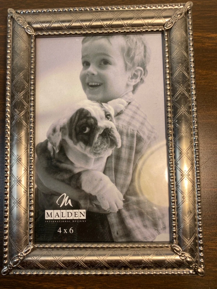 Marco de fotos de metal Malden diseño de cruz entrecruzada de 4"x 6" y caballete de cuentas plateadas bonito Foto 3 de 4