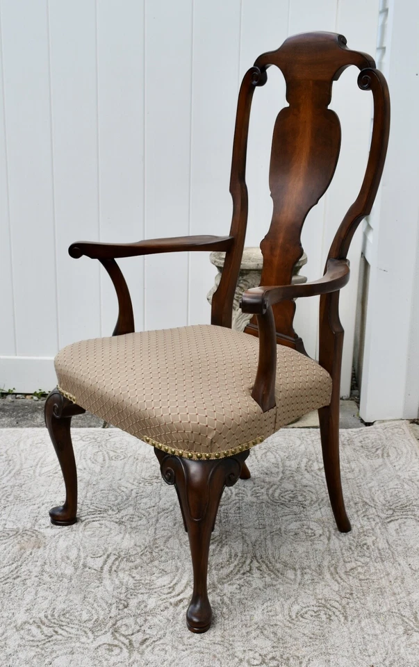 Silla de escritorio estilo Queen Anne vintage de nogal con tachuelas de latón Foto 3 de 4