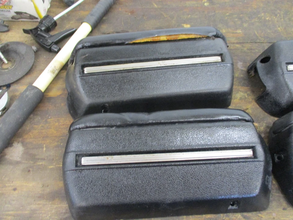 68-70 CUATRO PUERTAS REPOSABRAZOS NEGROS CHEVROLET IMPALA CAPRICE BISCAYNE BELAIR DELANTERO Foto 3 de 4