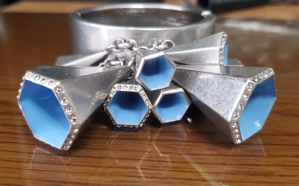 Brazalete Brazalete Cono Lia Sophia 2011 Colección Alfombra Roja Abrazadera Industrial Foto 2 de 4