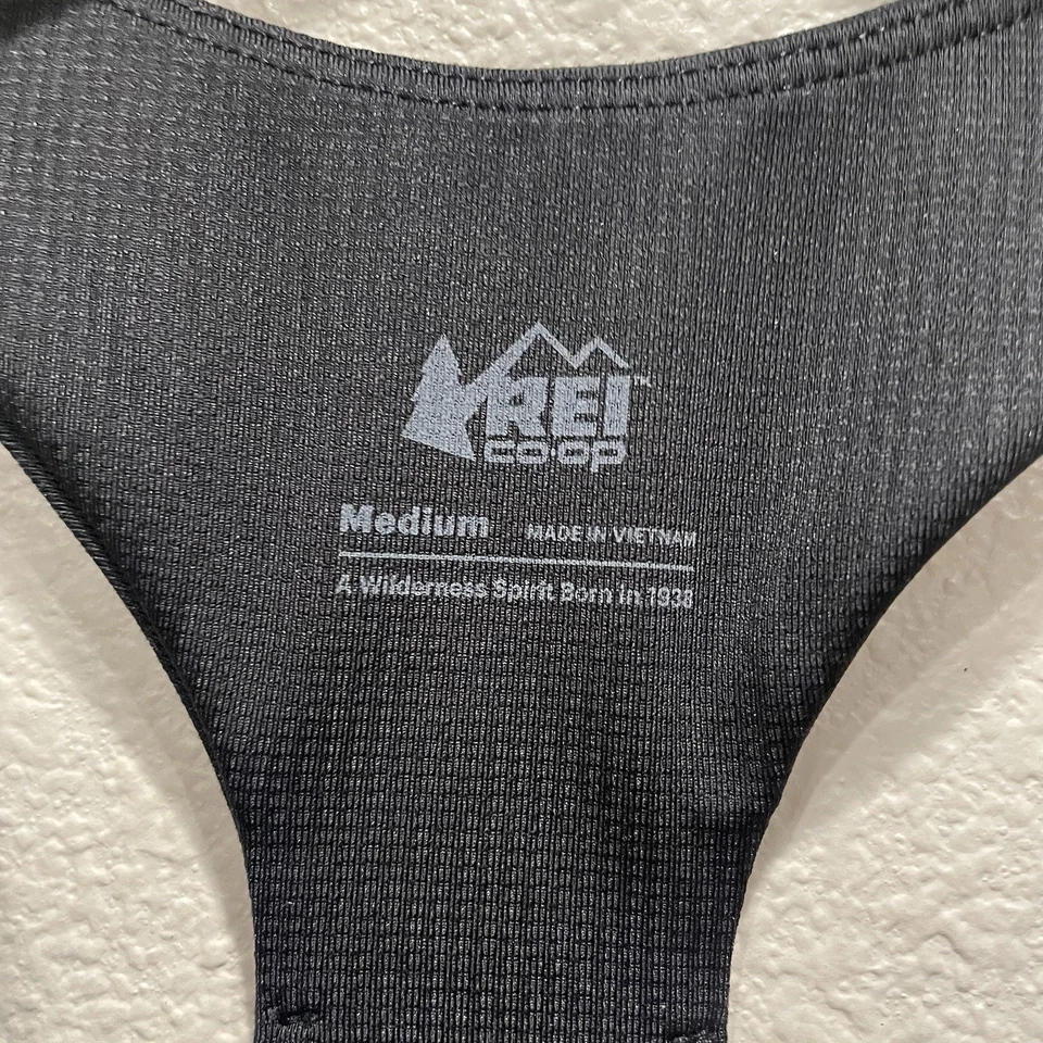 Sujetador deportivo REI cooperativo para mujer negro Active Pursuits acolchado espalda deportiva MEDIANO Foto 3 de 4