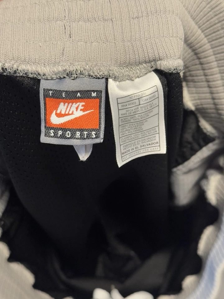 Vintage Nike Team Sports San Antonio Spurs Mens Shorts Size 36 NBA Official - Image 4 of 4