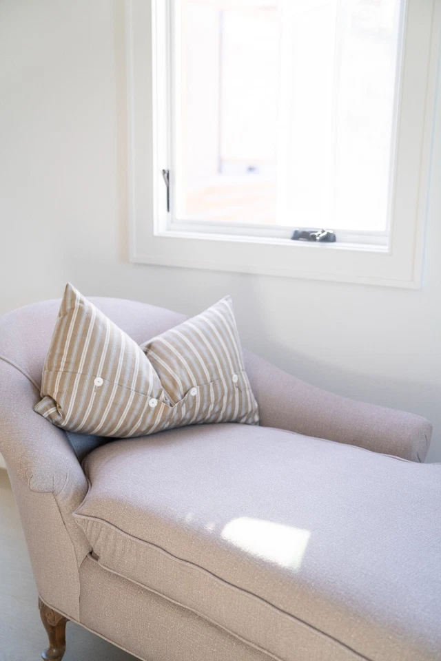 Chaise vintage recién retapizada hecha a mano por diseñador  Foto 2 de 4