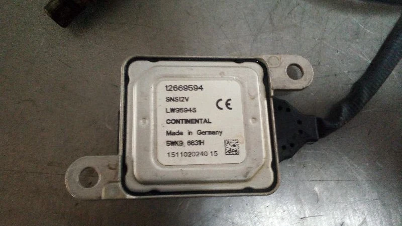 GM 12669594 Oxygen Sensor with Module from 2011 GMC Sierra 2500 6.6TD 6741079 - Image 2 of 4