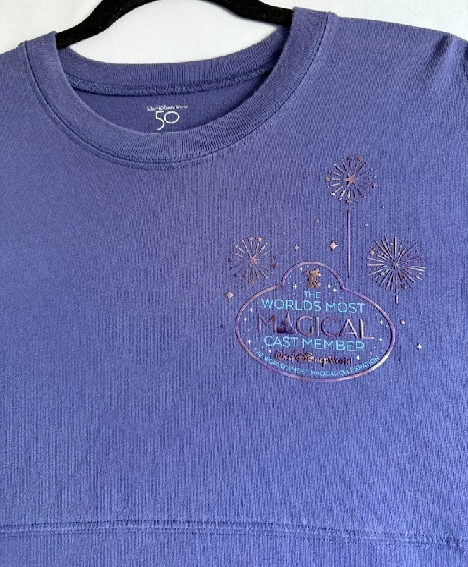 Camiseta Walt Disney World 50th Cast Member Spirit 2XL púrpura castillo de fuegos artificiales Foto 3 de 4