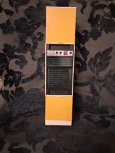 Vintage Sindy gelb 70er Jahre hohe Ofenuntertür hat ein gebrochenes Scharnier, siehe Fotos