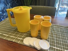 Vtg. Tupperware Pitcher 1676/Push Button Lid 2 Quart Harvest yellow/marigold NOS