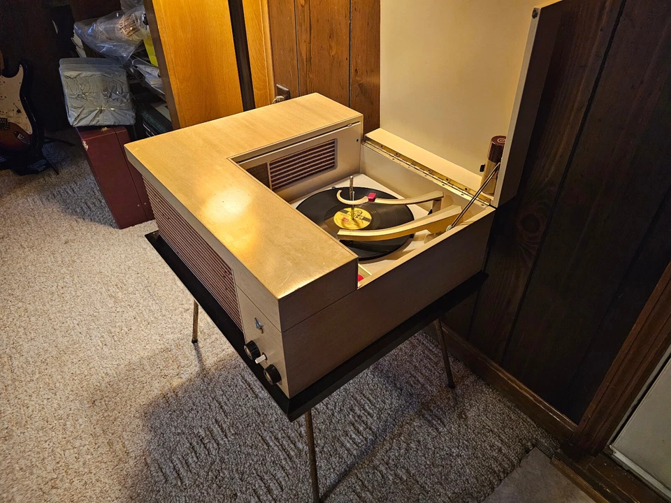 Cambiador de discos de tubo de vacío modelo 560A Atomic Era Voice of Music (V-M) ¡restaurado! Foto 3 de 4