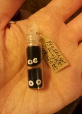 Rußsprite in der Miniflasche. Studio Ghibli. Viele Flaschenvariationen mit Korken