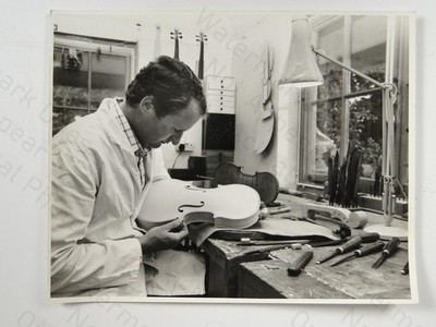 Gitarrenbauer Geoffrey Sarg Geigenbauer Werkstatt Harpenden Herts 1982 Foto