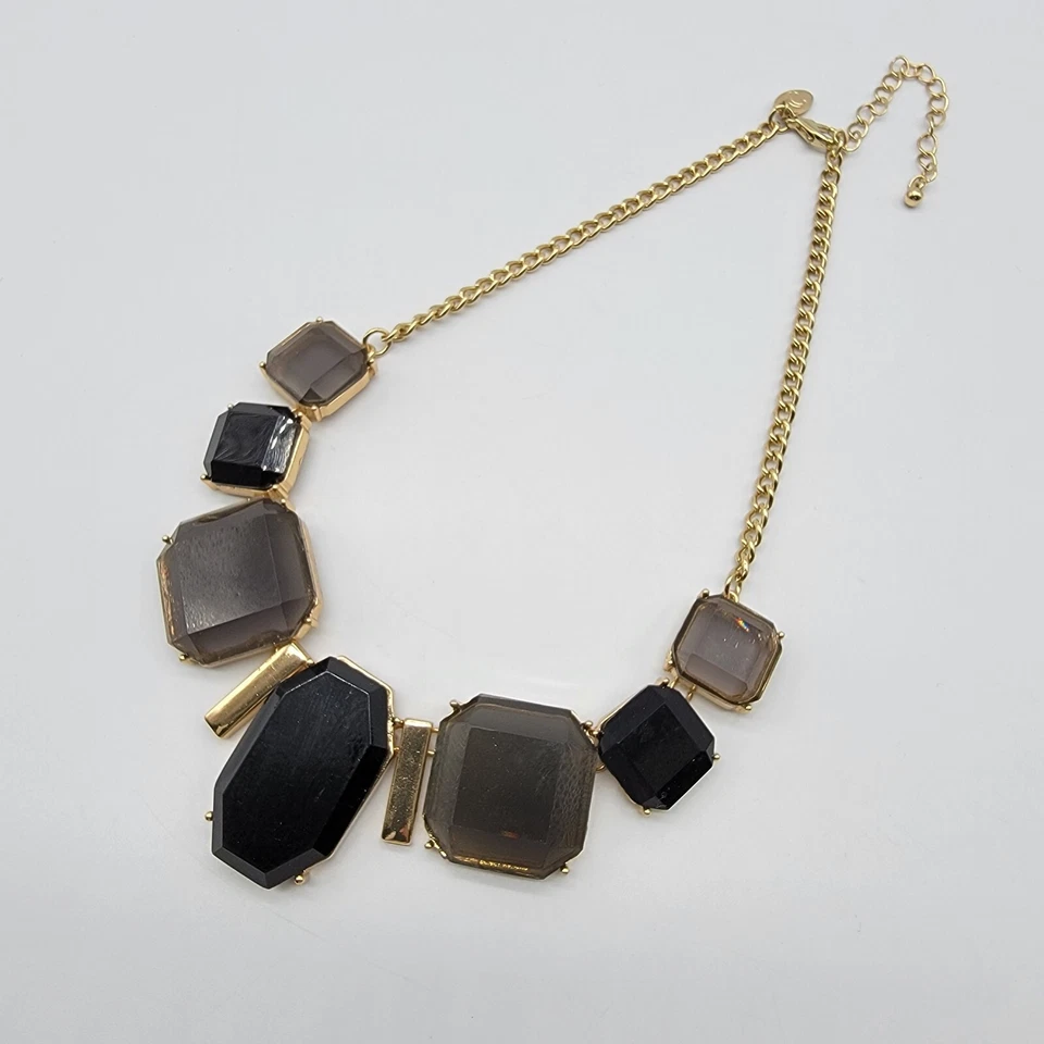 Colar declaração resina facetada cinza preto tom dourado 16" - Imagem 2 de 4