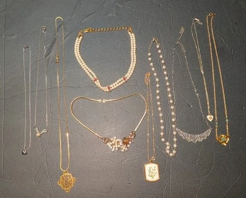 Vtg Signed Pieces Petite Necklace Lot In Silver Tone And Gold Tone Wear Or Sell