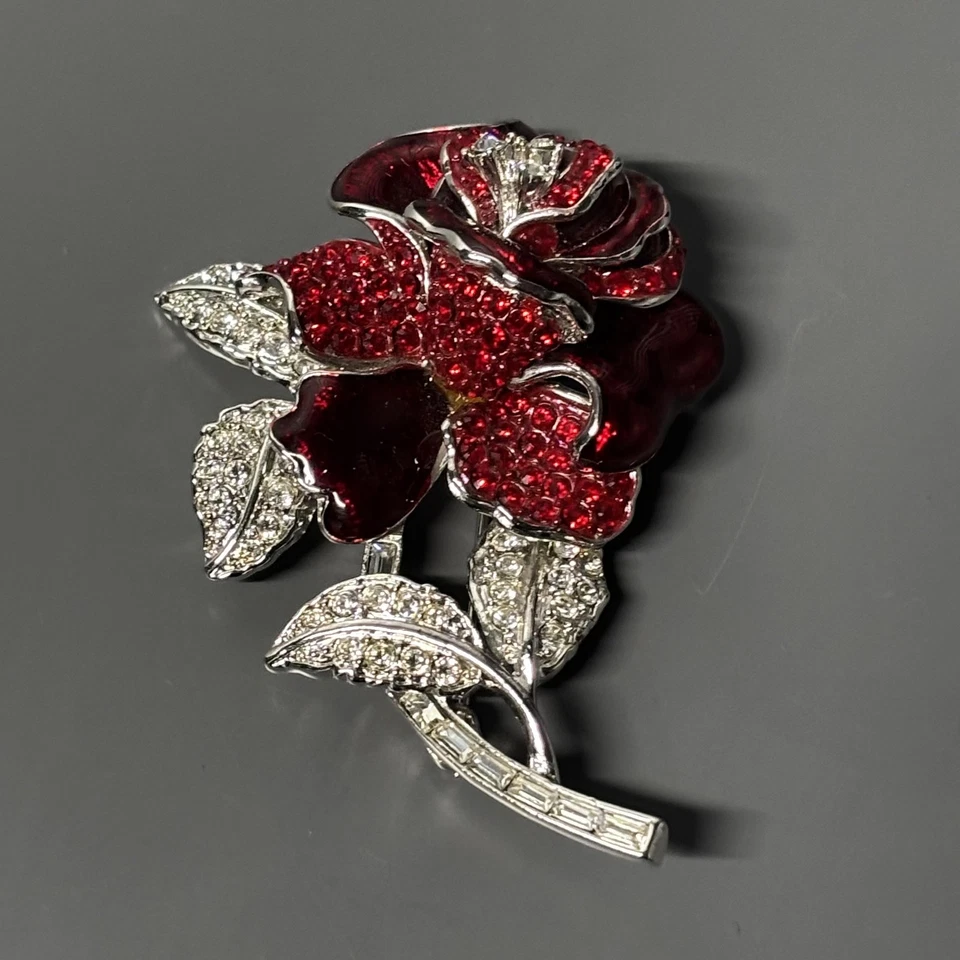 Broche prendedor Nolan Miller Glamour Collection rosa esmalte rojo cristal tono plata Foto 3 de 4