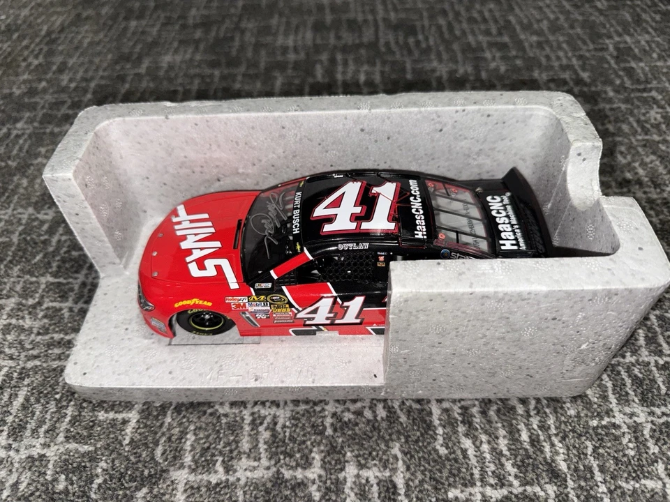 NÚMERO DE PUERTA 2015 Kurt Busch #41 Haas CNC 1:24 Elite Diecast Autografiado PUERTA DIN Foto 2 de 4