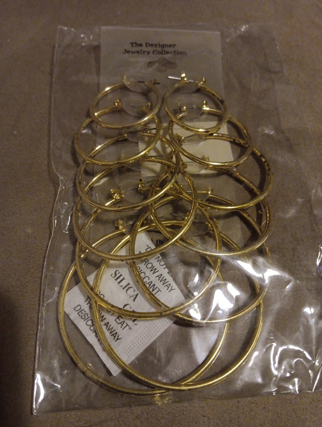 Gold hoop earrings for women - stylish & elegant-image