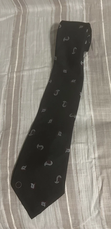 Corbata de cuello negra y pequeña con estampado de cachemira Foto 3 de 3