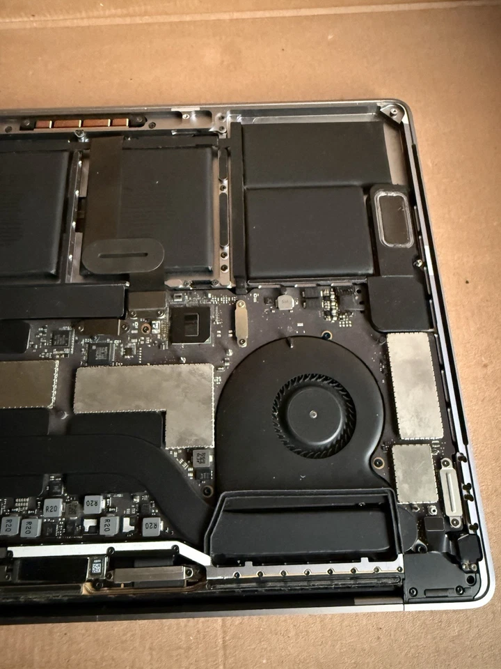 Apple MacBook Pro 15,4“ 3,1GHz 16GB 1TB 2017 Spacegrau - Bild 2 von 4