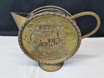 Vintage Kupfer und Messing 7'' Höhe x 8'' Länge x 2,5'' Breite Kanne geprägt mit einem Schiff