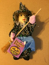 VTG HALLOWEEN PETITE PALS WITCH (MULTICOLOR) W/ BROOM ITEM 85824 ARTMARK 7" 1998