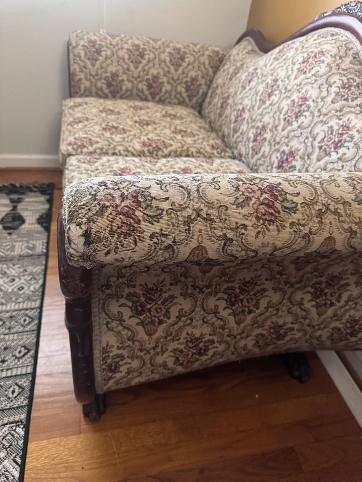 Любовное сиденье в викторианском стиле с резной деревянной рамой и цветочной обивкой. - Изображение 3 из 4