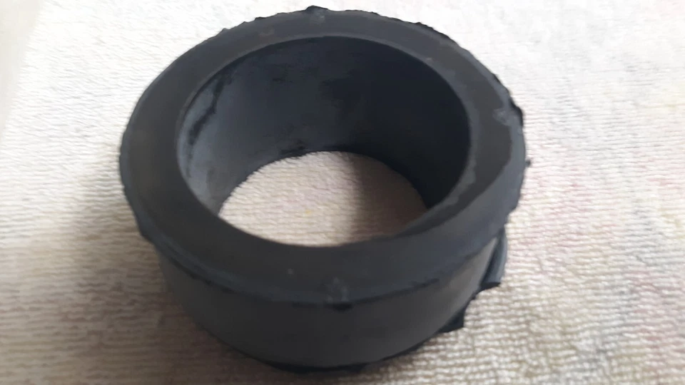 OEM GM COJÍN DE MONTAJE DE RADIADOR GM # 14032743 Foto 2 de 4