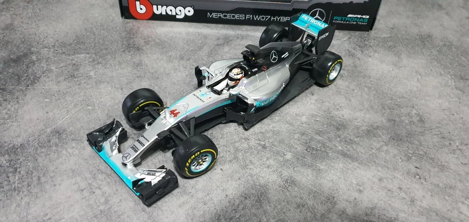 Mercedes F1 W07 Burago 1:18 - Immagine 2 di 4