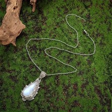 Elegant Moonstone Pendant Necklace – Retro Style Fashion Accessory for Women