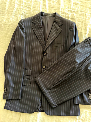 Gucci Men's Dark Blue Pinstripe Wool 2-Piece Suit 48R 29x29 3-Button Notch