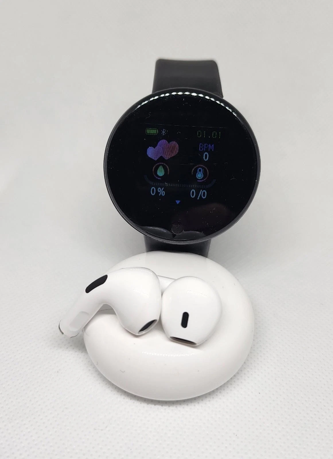 Bundle Black smartwatch with white Bluetooth earphones